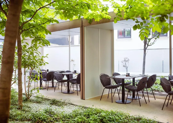 Mooons فندق 4*